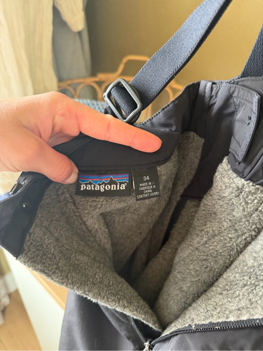 Patagonia Men's Black Insulated Snow Joggers with Suspenders - Picture 8 of 8